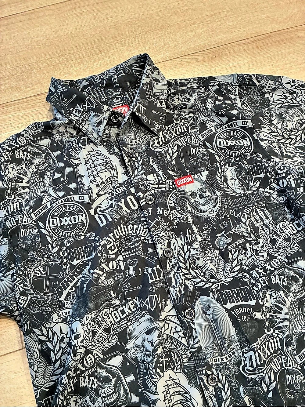 Dixxon Men’s Overload Short Sleeve Button Up Shirt Skull Graffiti Size S